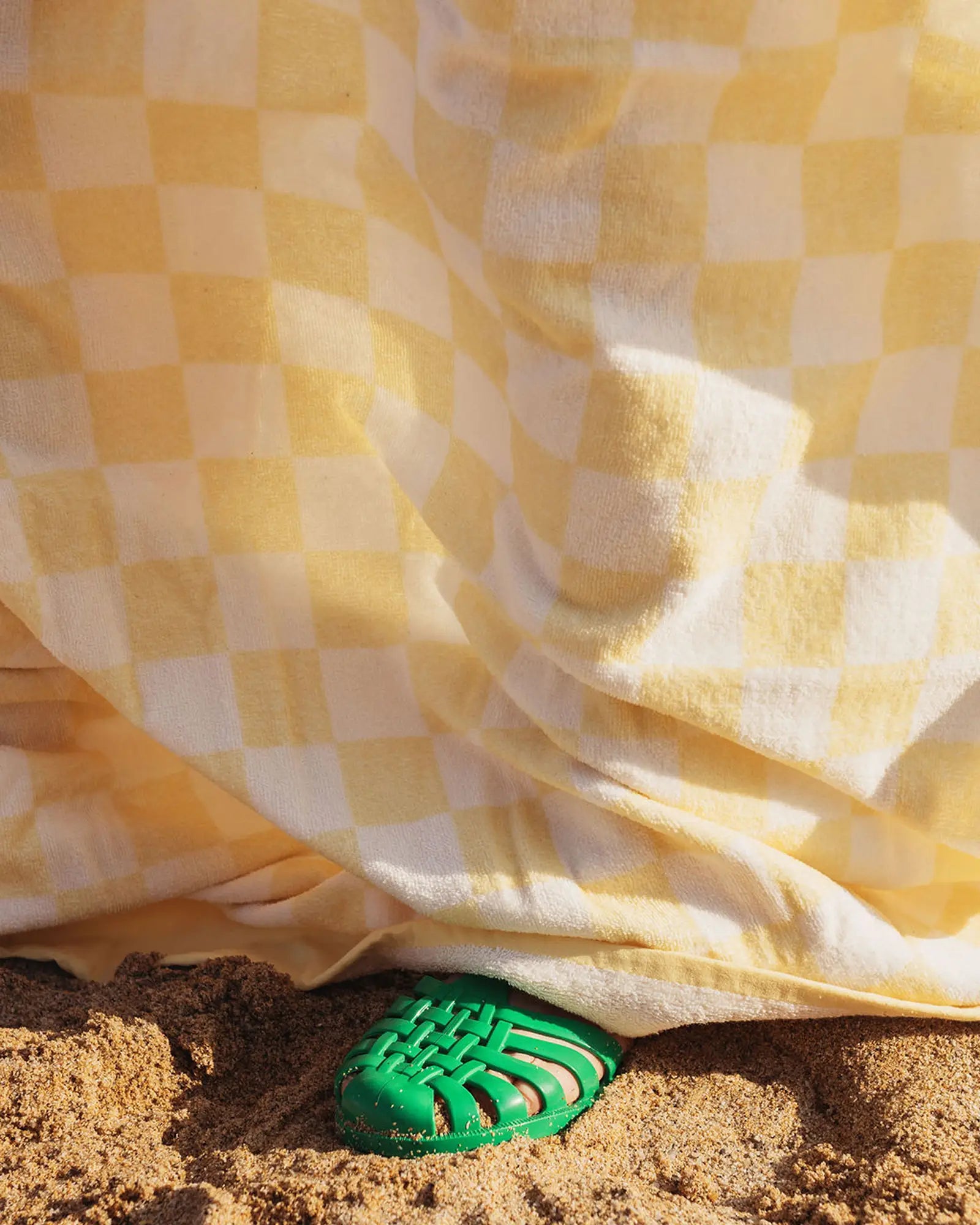 Vague Jaune Beach Towel