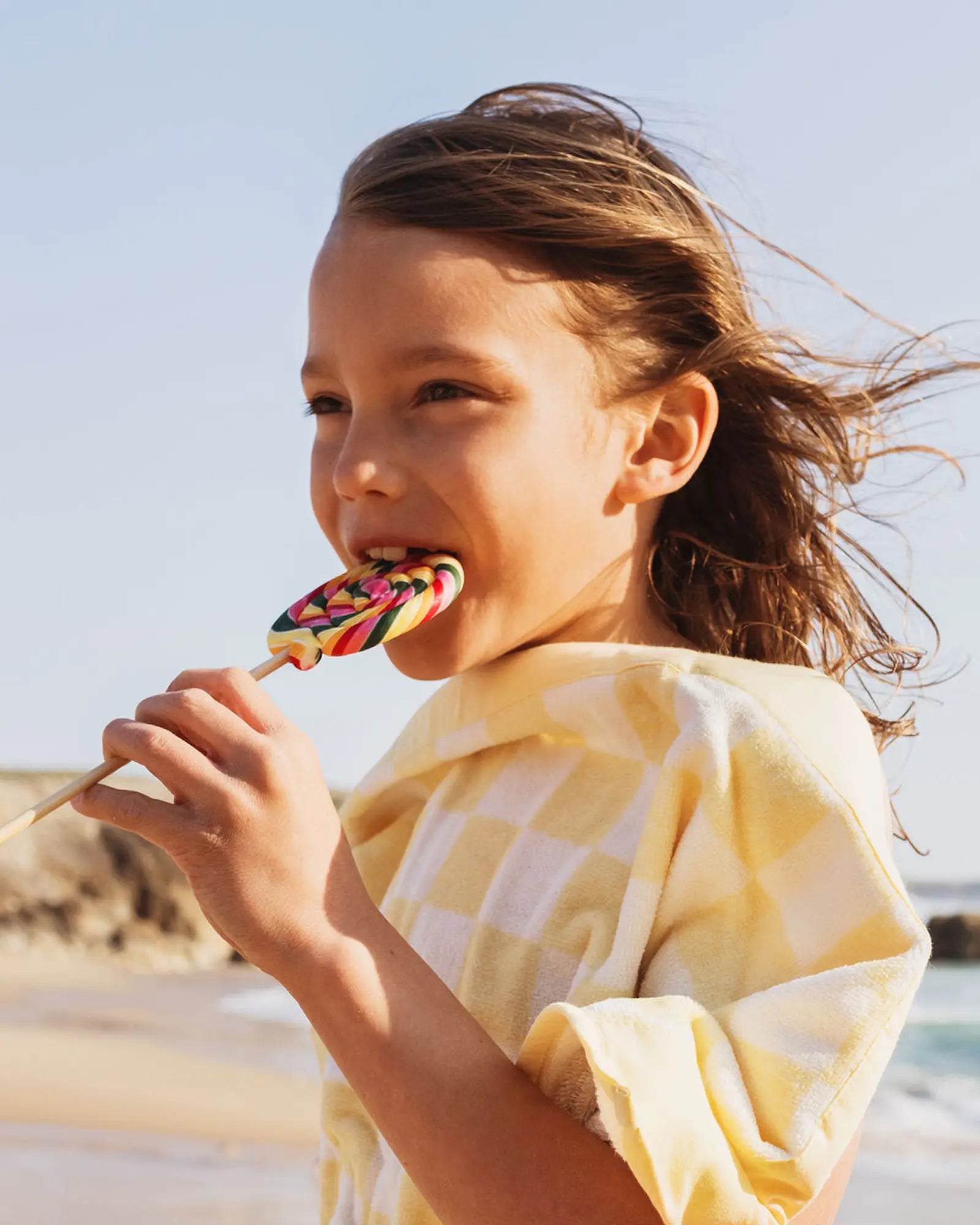 Vague Jaune Beach Towel